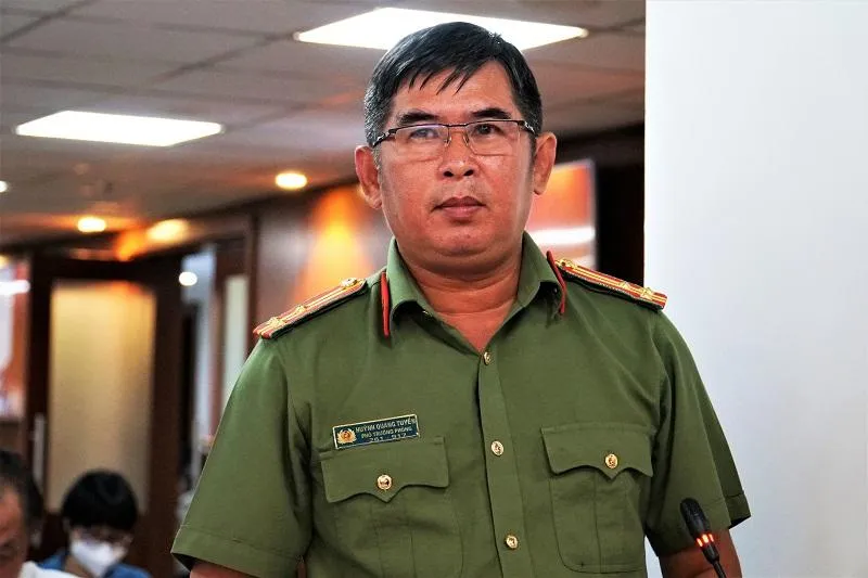 Thượng tá Huỳnh Quang Tuyến, Phó Trưởng phòng tham mưu Công an TP.HCM thông tin về việc cán bộ, chiến sĩ công an câu kết với &quot;cò&quot; làm CCCD. Ảnh: BẢO PHƯƠNG