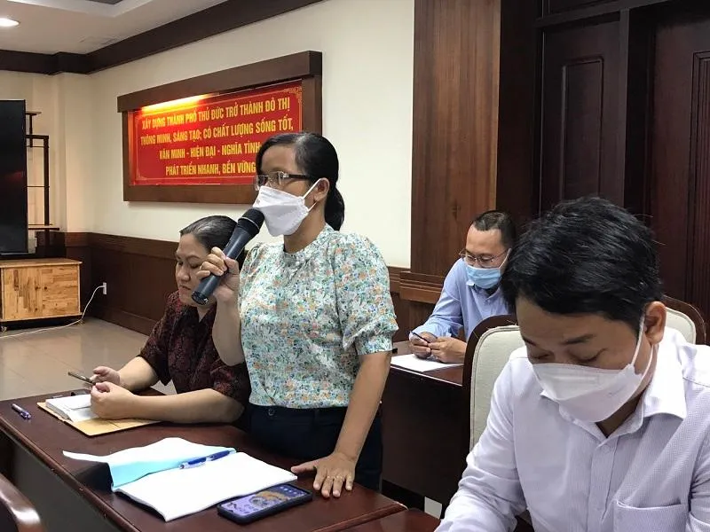 Đại diện phường Bình Chiểu cho hay mỗi ngày phường công chứng 400-500 hồ sơ xin việc. ẢNH: THANH TUYỀN Đại diện phường Bình Chiểu cho hay mỗi ngày phường công chứng 400-500 hồ sơ xin việc. ẢNH: THANH TUYỀN