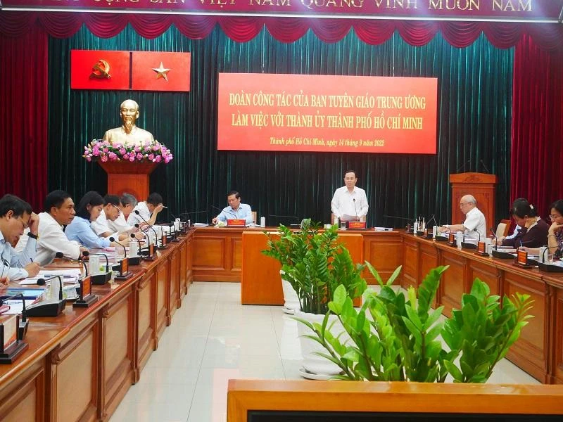 Phó Bí thư Thành ủy TP.HCM Nguyễn Văn Hiếu tiếp thu ý kiến chỉ đạo. Ảnh: THANH TUYỀN