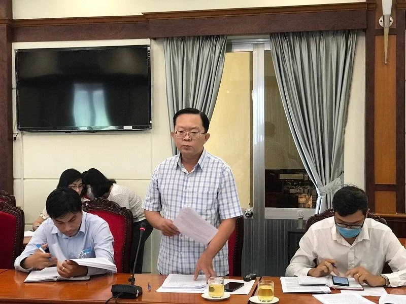 Ông Trần Hữu Nghĩa, đại diện Ủy ban MTTQ Việt Nam TP.HCM góp ý tại hội thảo. Ảnh: THANH TUYỀN