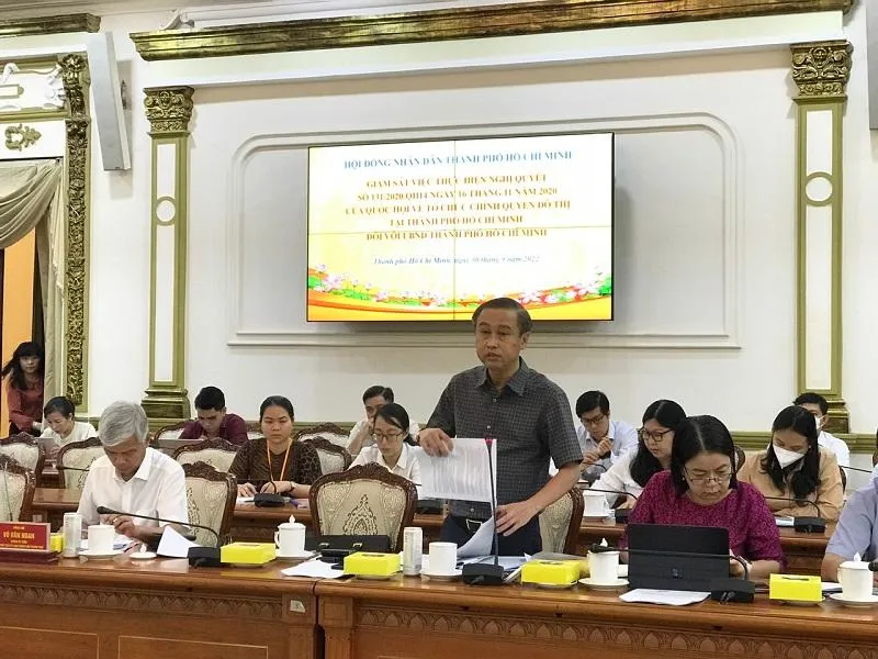 Giám đốc Sở Nội vụ Huỳnh Thanh Nhân nêu ý kiến tại buổi tiếp xúc. Ảnh: THANH TUYỀN