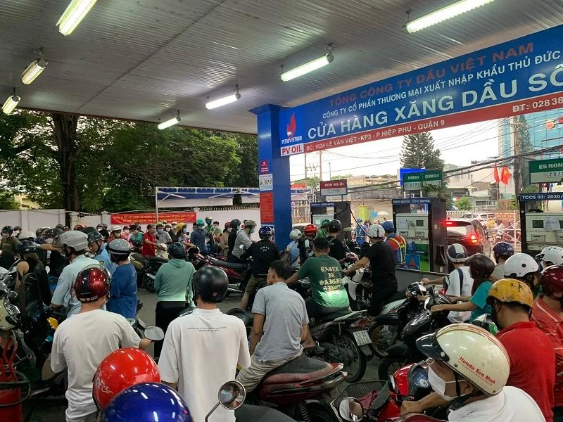 Tình trạng chờ đợi tiếp tục diễn ra tại một cây xăng trên đường Lê Văn Việt, phường Hiệp Phú. Ảnh: THANH THÙY Tình trạng chờ đợi tiếp tục diễn ra tại một cây xăng trên đường Lê Văn Việt, phường Hiệp Phú. Ảnh: THANH THÙY