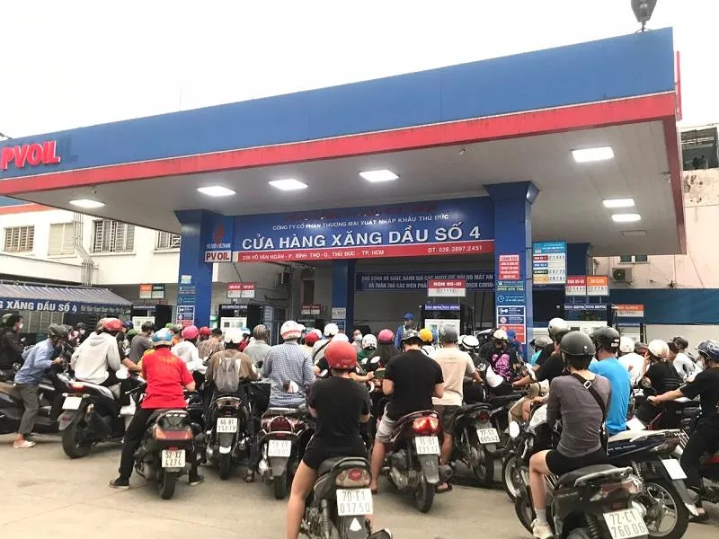 Người dân xếp hàng chờ đổ xăng tại cửa hàng xăng dầu số 4, đường Võ Văn Ngân. Ảnh: THANH THUỲ Người dân xếp hàng chờ đổ xăng tại cửa hàng xăng dầu số 4, đường Võ Văn Ngân. Ảnh: THANH THUỲ