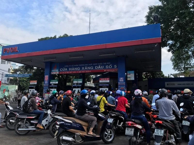 Cử tri TP.HCM: “Đừng để dân khổ sở khi chỉ được mua 30.000 đồng tiền xăng” ảnh 1