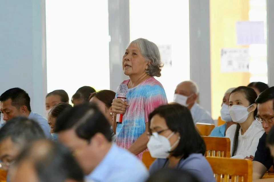 Cử tri Phan Thị Yến Anh phán ánh tới ĐBQH về tình hình thiếu hụt xăng dầu nhiều ngày qua. Ảnh: HOÀNG GIANG