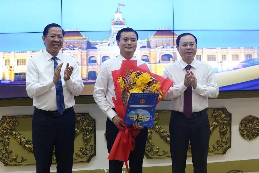 Trao quyết định phê chuẩn ông Bùi Xuân Cường làm Phó Chủ tịch UBND TP.HCM ảnh 1