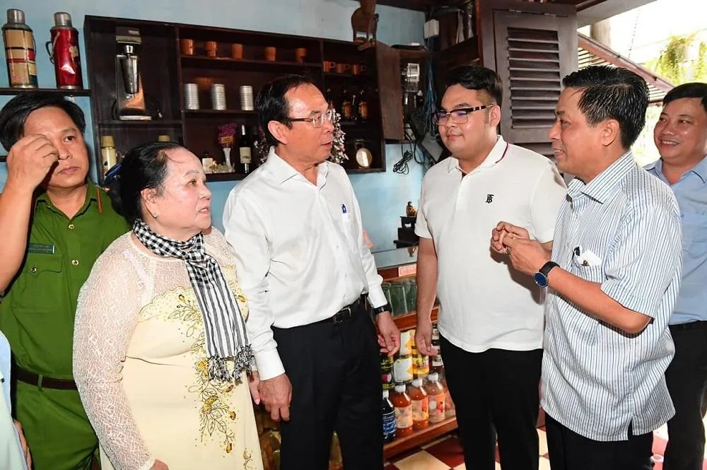 Bí thư Thành ủy TP.HCM Nguyễn Văn Nên thăm hỏi gia đình Anh hùng lực lượng vũ trang nhân dân Trần Văn Lai. Ảnh: TRẦN VŨ BÌNH Bí thư Thành ủy TP.HCM Nguyễn Văn Nên thăm hỏi gia đình Anh hùng lực lượng vũ trang nhân dân Trần Văn Lai. Ảnh: TRẦN VŨ BÌNH