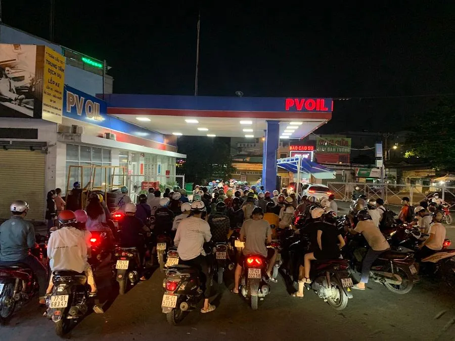 Những ngày qua, người dân tại TP.HCM vẫn tiếp tục xếp hàng chờ đổ xăng. Ảnh: THANH TUYỀN dam-bao-cung-ung-xang-dau-o-tphcm