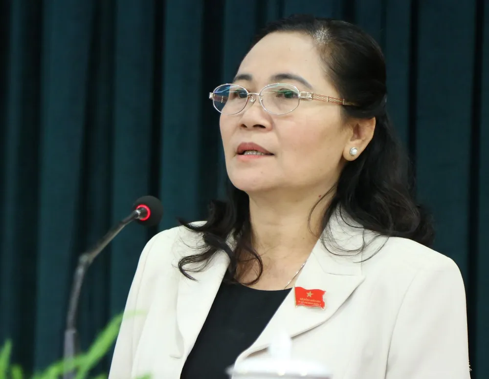 Chủ tịch HĐND TP.HCM Nguyễn Thị Lệ trao đổi với cử tri. Ảnh: THANH TUYỀN