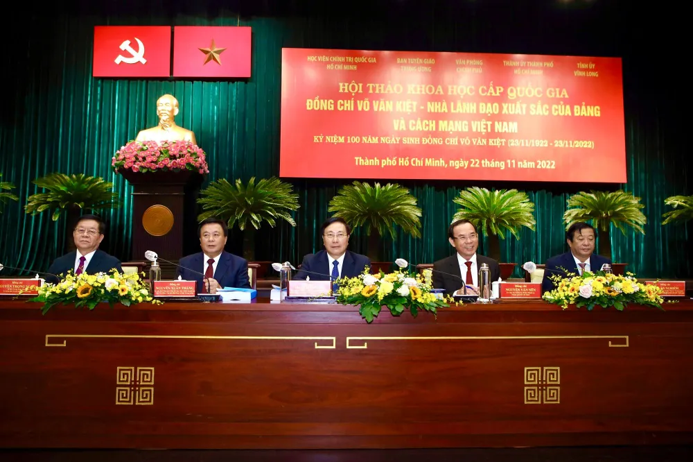 Các lãnh đạo Đảng, Nhà nước, TP.HCM chủ trì hội thảo sáng 22-11. Ảnh: NGUYỆT NHI hoi-thao-cap-quoc-gia-thu-tuong-vo-van-kiet