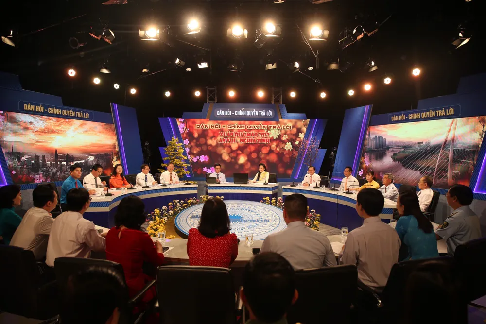 Chương trình chủ đề "Xuân Quý Mão 2023: An vui- nghĩa tình được phát sóng trực tiếp trên kênh HTV. Ảnh: HĐND TP.HCM