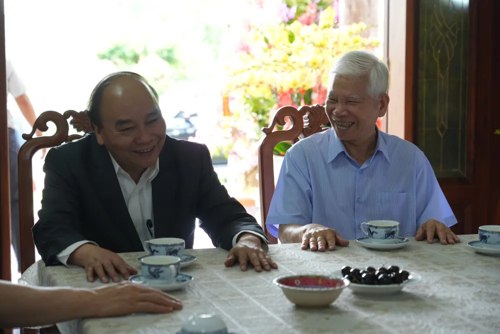 Chủ tịch nước Nguyễn Xuân Phúc đến thăm nguyên Chủ tịch nước Nguyễn Minh Triết. Ảnh: HỮU HẠNH