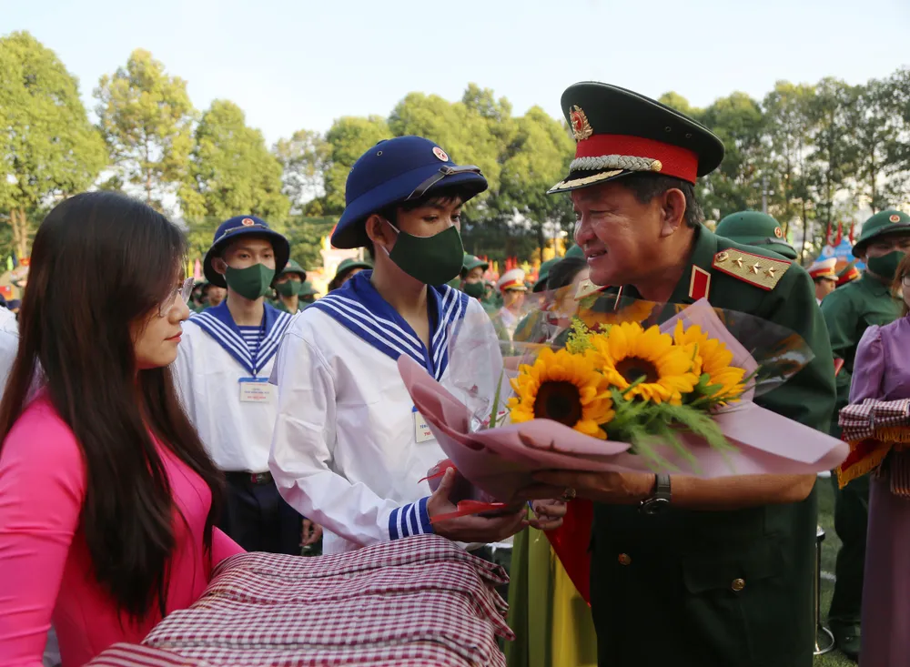 Thứ trưởng Bộ Quốc phòng động viên các thanh niên tại điểm giao quân TP Thủ Đức ảnh 3 Thứ trưởng Bộ Quốc phòng động viên các thanh niên tại điểm giao quân TP Thủ Đức ảnh 3