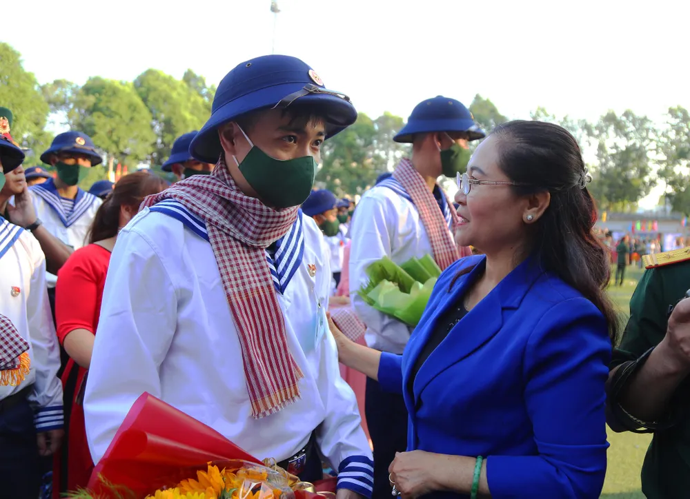 Chủ tịch HĐND TP.HCM Nguyễn Thị Lệ động viên các tân binh lên đường nhập ngũ. Ảnh: HOÀNG GIANG Chủ tịch HĐND TP.HCM Nguyễn Thị Lệ động viên các tân binh lên đường nhập ngũ. Ảnh: HOÀNG GIANG