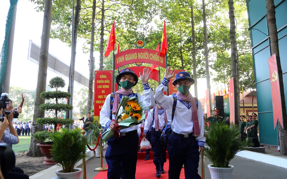 Tân binh vui vẻ lên đường nhập ngũ. Ảnh: HOÀNG GIANG Tân binh vui vẻ lên đường nhập ngũ. Ảnh: HOÀNG GIANG