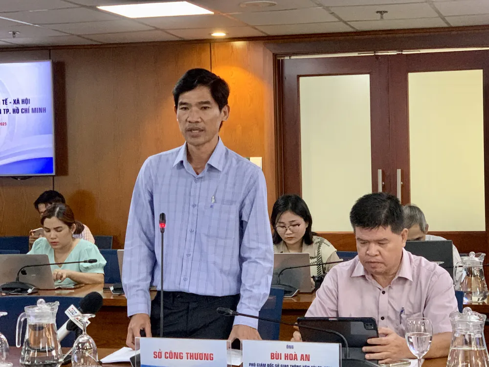 Ông Ngô Hồng Y thông tin về tình hình xăng dầu. Ảnh: THẢO PHƯƠNG