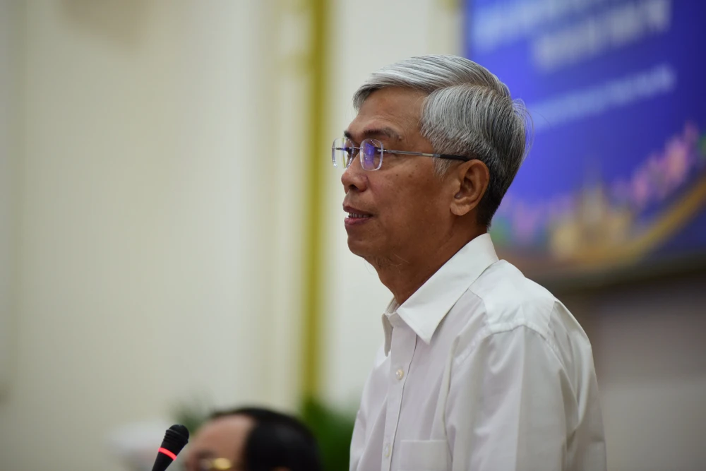 Phó Chủ tịch UBND TP.HCM Võ Văn Hoan trao đổi với doanh nghiệp. Ảnh: HUY QUANG