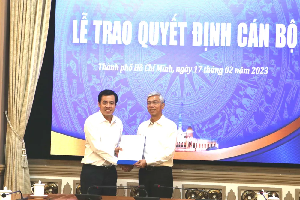 Phó Chủ tịch UBND TP.HCM Võ Văn Hoan trao quyết định cho ông Trần Anh Tuấn. Ảnh: THANH TUYỀN