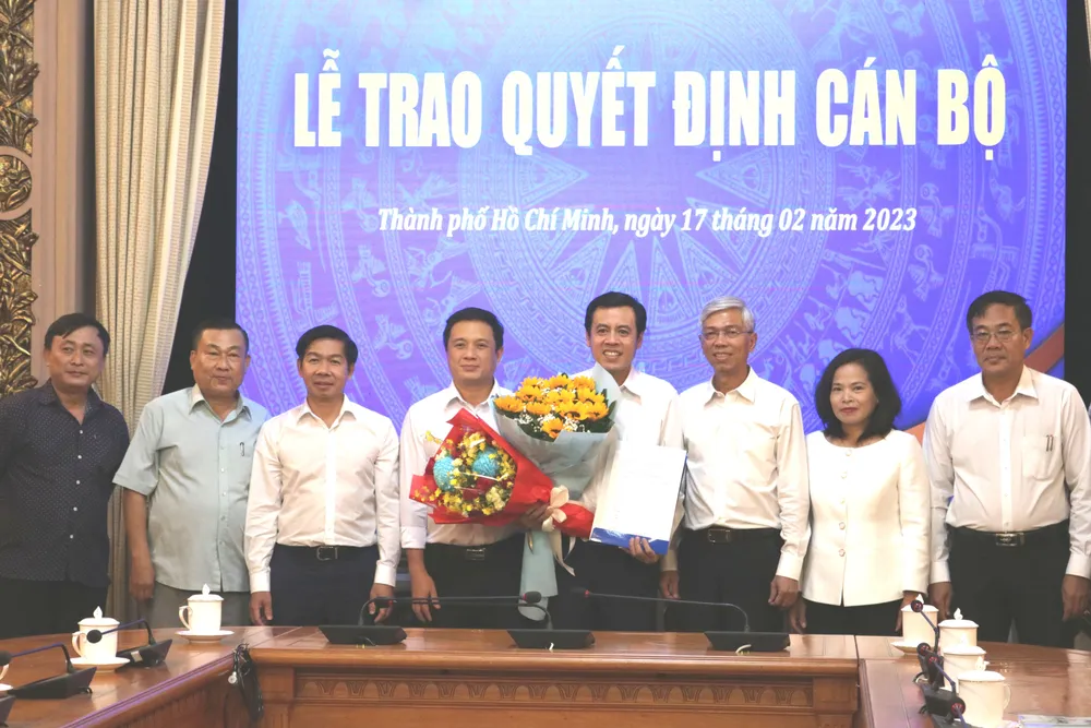 Tập thể lãnh đạo hai cơ quan chúc mừng ông Tuấn nhận nhiệm vụ mới. Ảnh: THANH TUYỀN