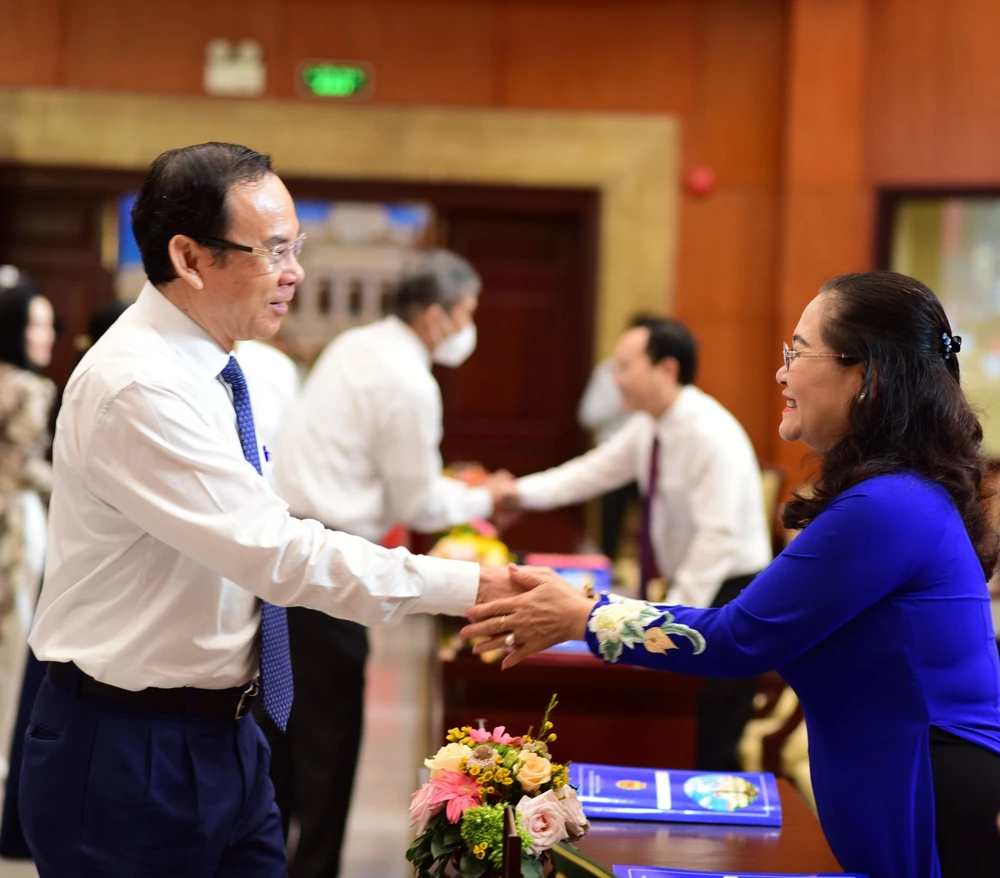 Bí thư Thành ủy TP.HCM Nguyễn Văn Nên chào các đại biểu dự hội nghị. Ảnh: THANH THÙY