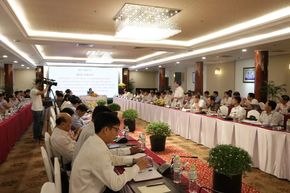 Băn khoăn: Ai sẽ bảo vệ cán bộ dám nghĩ, dám làm? ảnh 1 Băn khoăn: Ai sẽ bảo vệ cán bộ dám nghĩ, dám làm? ảnh 1