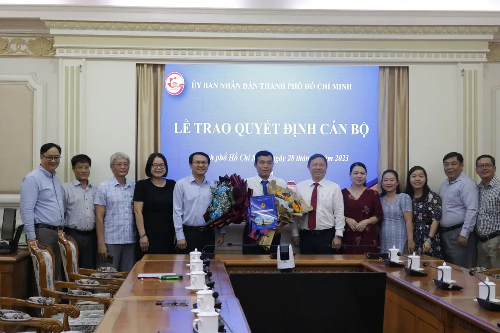 Lãnh đạo TP.HCM cùng tập thể Sở TT&amp;TT chúc mừng tân Phó giám đốc. Ảnh: THANH TUYỀN