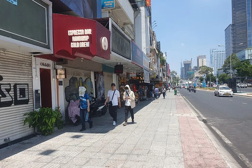 Đường Lê Lợi, quận 1 đang rất thiếu cây xanh che bóng mát. Ảnh: KIÊN CƯỜNG