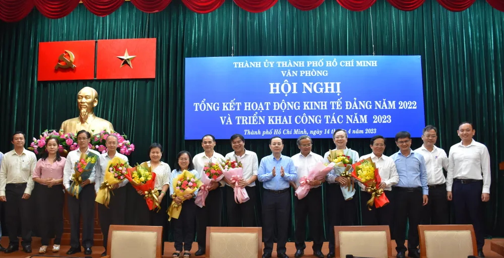 Tại hội nghị, khối doanh nghiệp và khối sự nghiệp thuộc Đảng bộ TP ký kết giao ước thi đua năm 2023, phấn đấu hoàn thành tốt các nhiệm vụ được giao. Ảnh: T.T