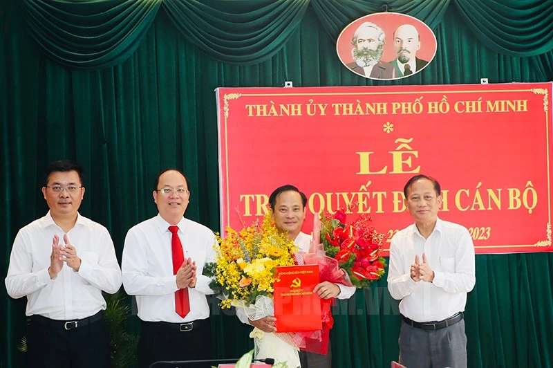 Thành ủy TP.HCM trao quyết định cán bộ huyện Bình Chánh ảnh 1 Thành ủy TP.HCM trao quyết định cán bộ huyện Bình Chánh ảnh 1