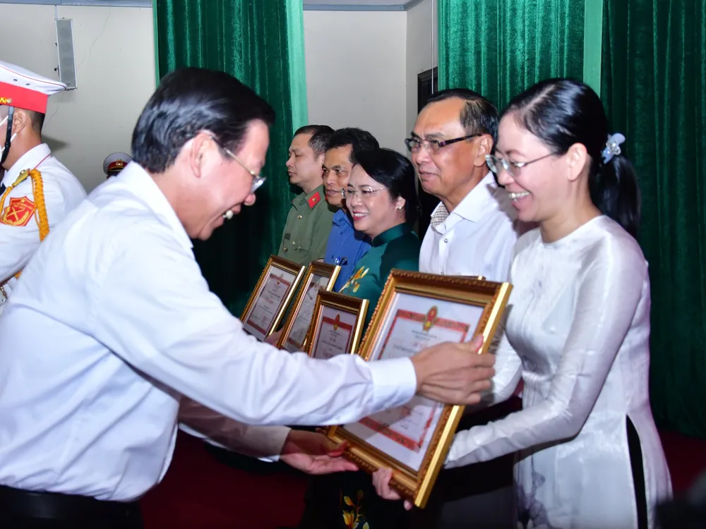 Tại hội nghị, Chủ tịch UBND TP.HCM Phan Văn Mãi đã tặng bằng khen cho 43 tập thể và 20 hộ gia đình có thành tích xuất sắc trong công tác tuyển chọn và gọi công dân nhập ngũ năm 2023. Ảnh: T.T