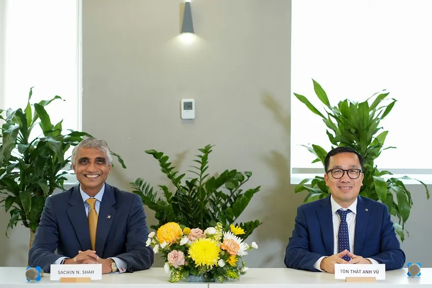 Ông Sachin N. Shah, Chủ tịch HĐTV Manulife Việt Nam (trái), và ông Tôn Thất Anh Vũ, GĐ Nhân sự - Đối ngoại, trao đổi thông tin với báo chí ngày 26-4. Ảnh: PLO Ông Sachin N. Shah, Chủ tịch HĐTV Manulife Việt Nam (trái), và ông Tôn Thất Anh Vũ, GĐ Nhân sự - Đối ngoại, trao đổi thông tin với báo chí ngày 26-4. Ảnh: PLO