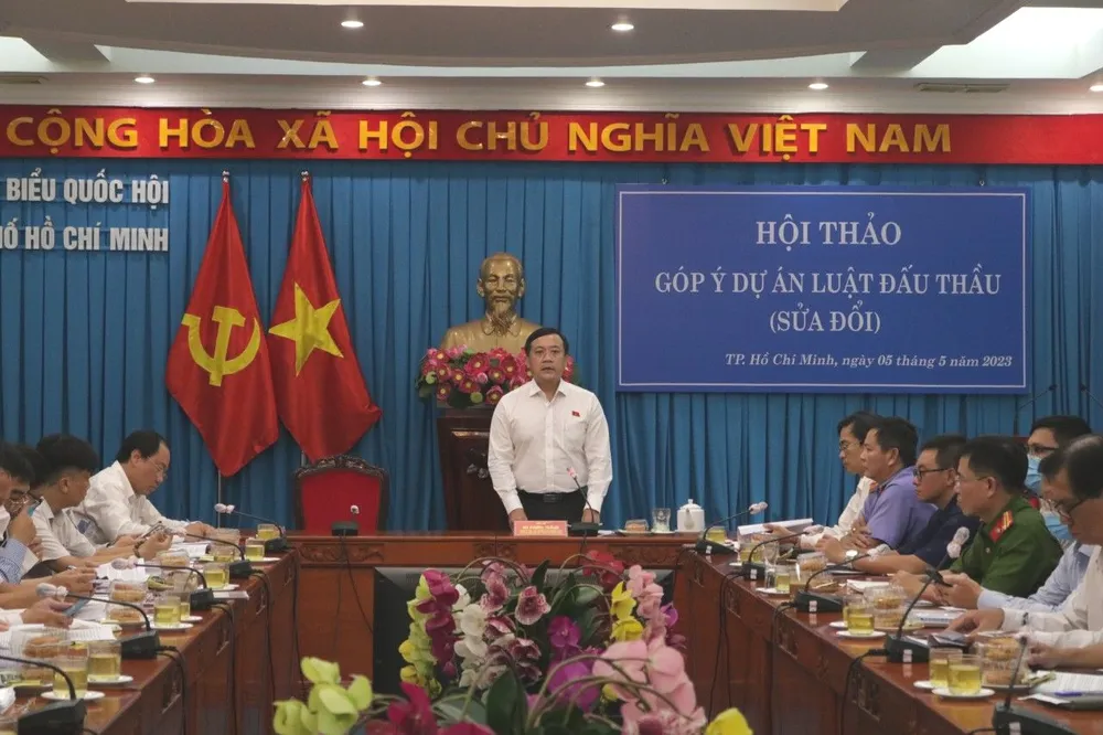 Phó Trưởng đoàn chuyên trách đoàn ĐBQH Hà Phước Thắng chủ trì hội nghị. Ảnh: THANH TUYỀN