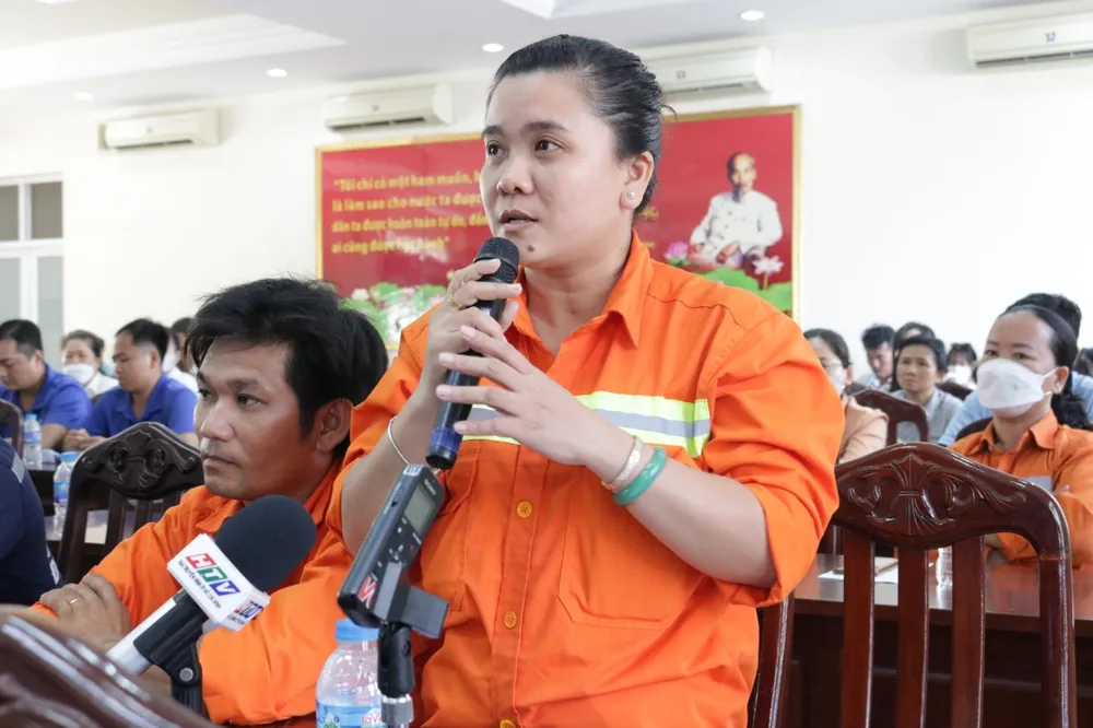 Chị Trần Thị Hồng Phượng nêu các kiến nghị của mình. Ảnh: THANH TUYỀN