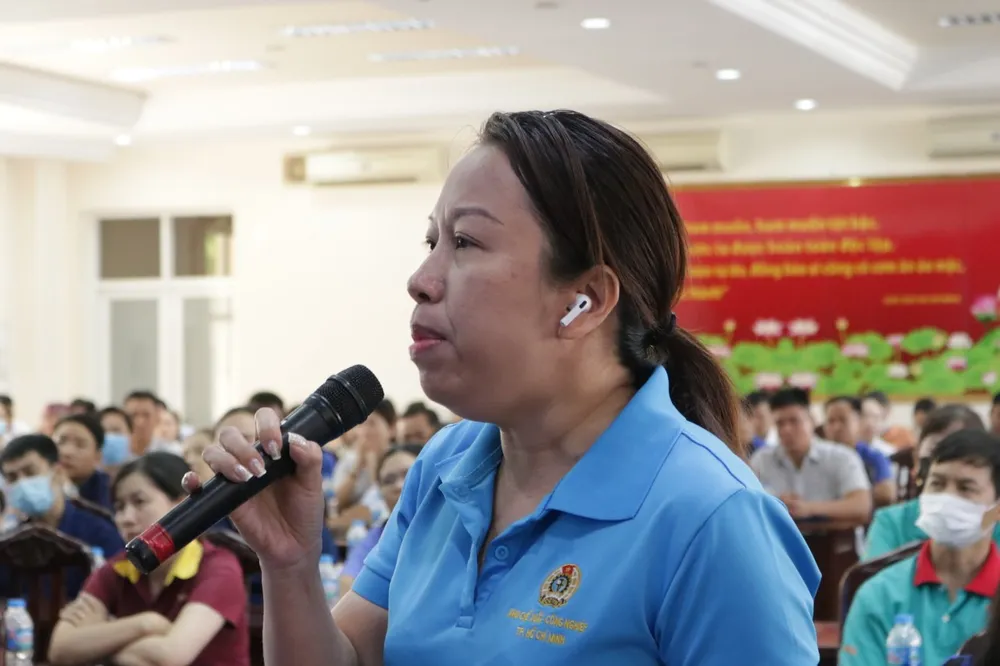 Bà Vũ Thế Vân, Chủ tịch công đoàn các KCX - KCN nói công nhân khó tiếp cận với gói 120.000 tỉ. Ảnh: THANH TUYỀN