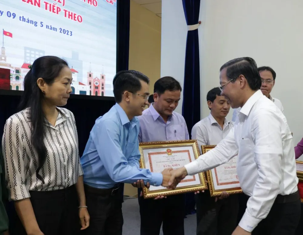 Chủ tịch UBND TP.HCM Phan Văn Mãi tặng bằng khen các tập thể có thành tích xuất sắc trong phát hiện, giới thiệu những tấm gương thầm lặng mà cao cả. Ảnh: THANH TUYỀN Chủ tịch UBND TP.HCM Phan Văn Mãi tặng bằng khen các tập thể có thành tích xuất sắc trong phát hiện, giới thiệu những tấm gương thầm lặng mà cao cả. Ảnh: THANH TUYỀN