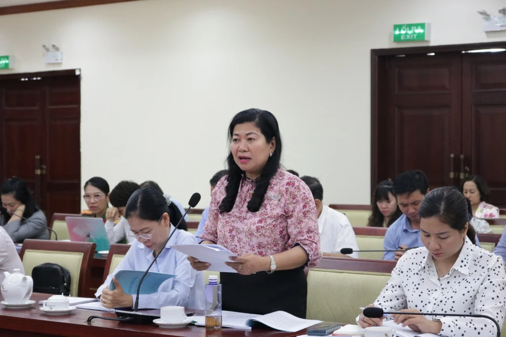 Phó Giám đốc Sở Nội vụ TP.HCM Nguyễn Thị Hồng Thắm trả lời ý kiến của địa phương. Ảnh: THANH TUYỀN