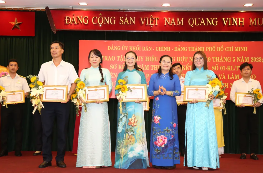 Đảng ủy Khối Dân – Chính – Đảng TP.HCM trao huy hiệu cho 10 đảng viên dịp 19-5 ảnh 4