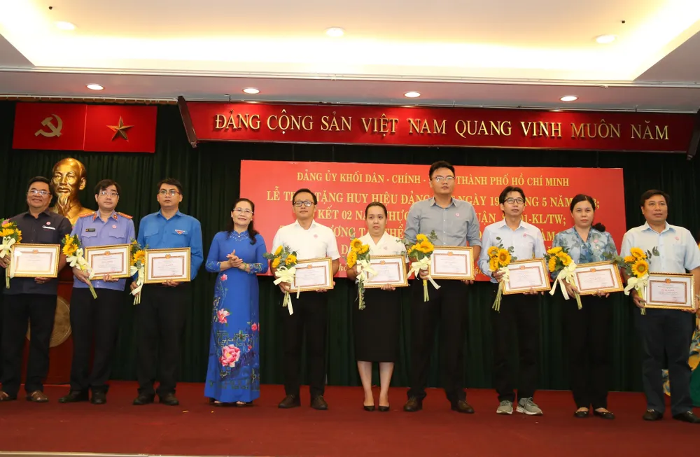 Biểu dương các tập thể điển hình cấp Khối trong năm 2023. Ảnh: THANH THÙY