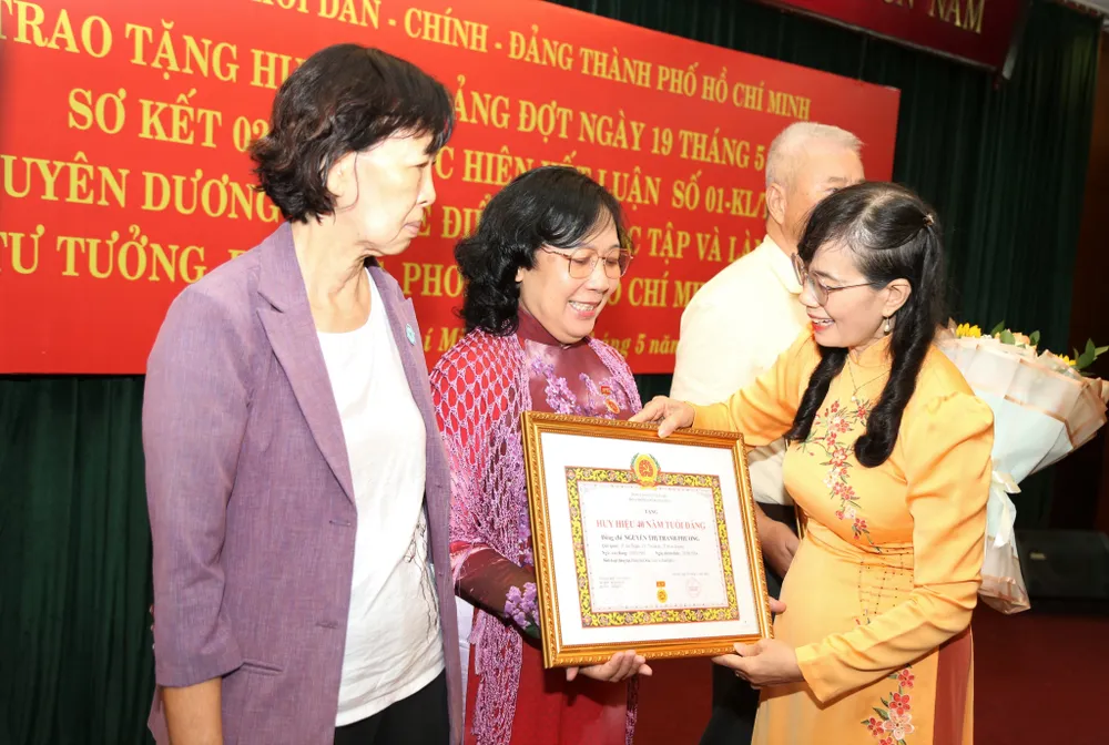 Đảng ủy Khối Dân – Chính – Đảng TP.HCM trao huy hiệu cho 10 đảng viên dịp 19-5 ảnh 2