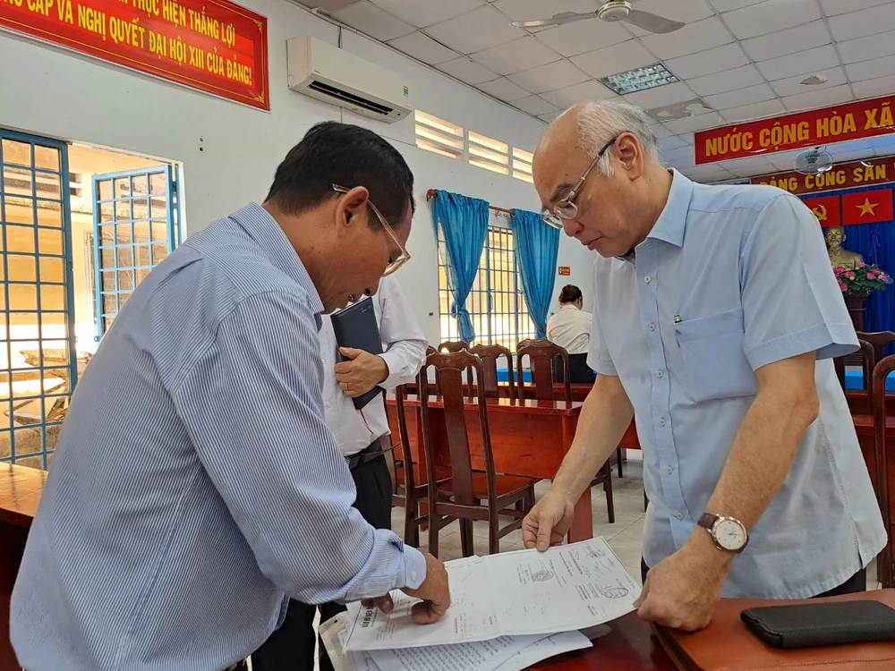 Trưởng ban Tuyên giáo Thành uỷ TP.HCM Phan Nguyễn Như Khuê tiếp nhận các phản ảnh của cử tri sau buổi tiếp xúc. Ảnh: THANH TUYỀN