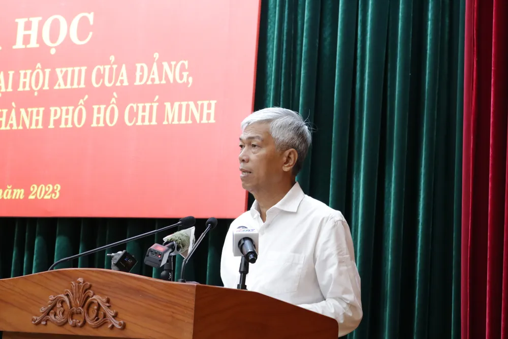 Phó Chủ tịch UBND TP.HCM Võ Văn Hoan báo cáo kết quả thực hiện Nghị quyết tại hội thảo. Ảnh: THANH TUYỀN