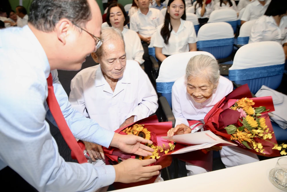 'Vợ chồng cụ U90 nấu cơm chay miễn phí' đạt giải đặc biệt cuộc thi 'Lòng tốt quanh ta' ảnh 1