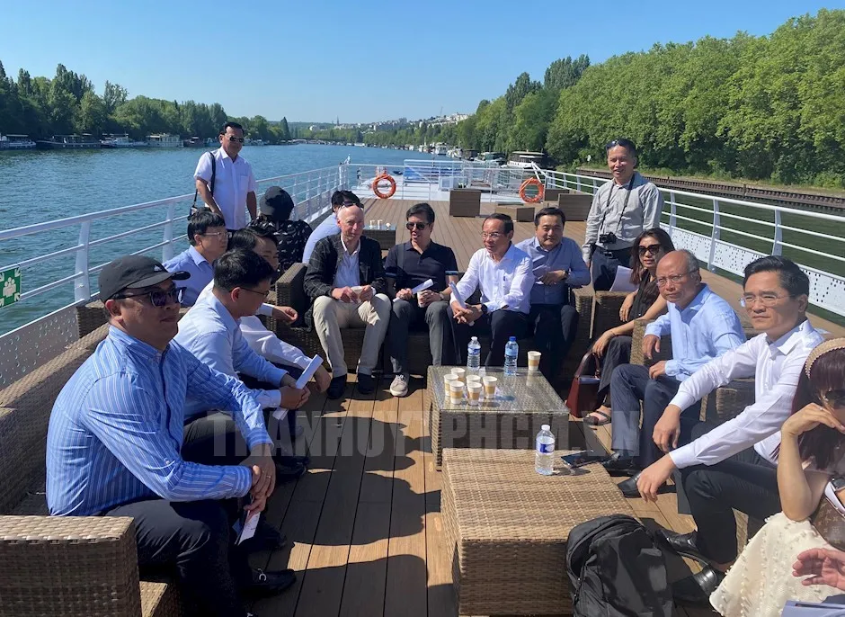 Đoàn công tác đã có bốn tiếng khảo sát thực tế trên tuyến sông Seine để học tập kinh nghiệm. Ảnh: Web Thành uỷ TP.HCM. Đoàn công tác đã có bốn tiếng khảo sát thực tế trên tuyến sông Seine để học tập kinh nghiệm. Ảnh: Web Thành uỷ TP.HCM.