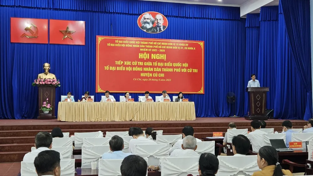 Tổ ĐBQH đơn vị 10, đoàn ĐBQH TP.HCM TXCT sau kỳ họp Quốc hội và đại biểu HĐND TP tổ 27,28 TXCT trước kỳ họp HĐND sắp tới. Ảnh: THANH THUỲ