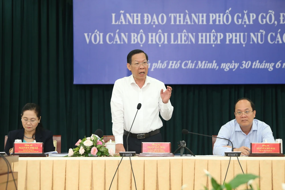 Chủ tịch UBND TP.HCM Phan Văn Mãi cùng thảo luận tại hội nghị. Ảnh: THANH THUỲ
