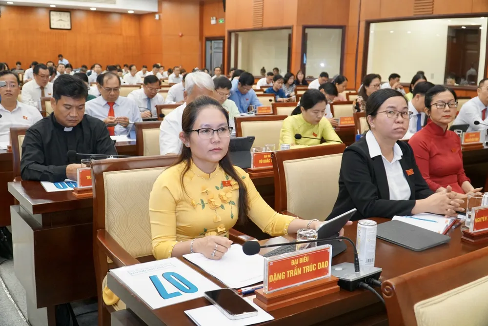 Đại biểu tham dự kỳ họp. Ảnh: BẢO PHƯƠNG