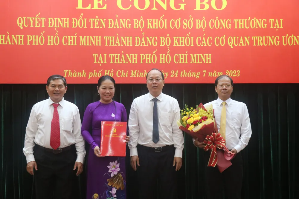 Phó Bí thư Thành uỷ TP.HCM Nguyễn Hồ Hải công bố quyết định đổi tên đảng bộ đối với Đảng bộ Khối cơ sở Bộ Công thương tại TP.HCM thành Đảng bộ Khối các cơ quan Trung ương tại TP.HCM. Đồng thời, công bố quyết định sáp nhập tổ chức Đảng. Ảnh: T.THUỲ
