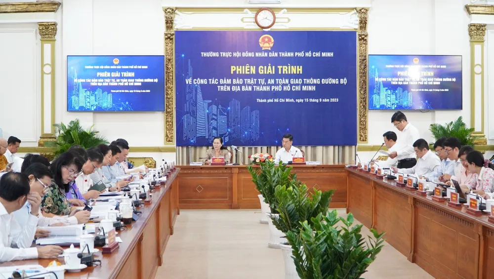 Phiên giải trình sáng 15-9. Ảnh: THANH THUỲ Phiên-giai-trinh-HDND-ve-kiem-dinh-xe-co-gioi.jpg