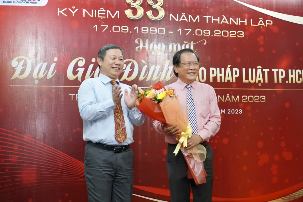 Phó Chủ tịch UBND TP.HCM Dương Anh Đức chúc mừng báo Pháp Luật TP.HCM. Ảnh: BẢO PHƯƠNG 33-nam-thanh-0lap-bao-phap-luat-rphcm.jpg