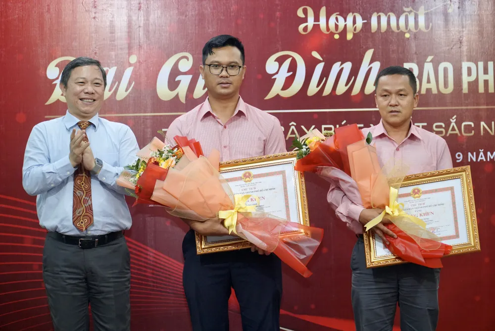 Phó Chủ tịch UBND TP.HCM Dương Anh Đức trao bằng khen của UBND TP.HCM cho hai phóng viên đạt giải báo chí quốc gia của báo. Ảnh: BẢO PHƯƠNG 33-nam-thanh-lap-bao-phap-luat-tphcm.jpg